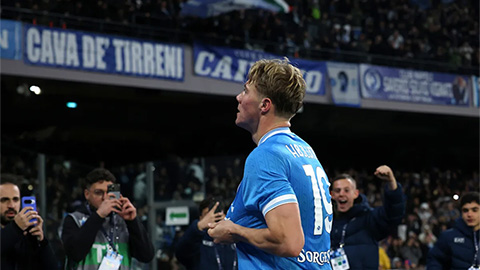 Simone Inzaghi celebrating with his Inter Milan players after beating Barcelona.